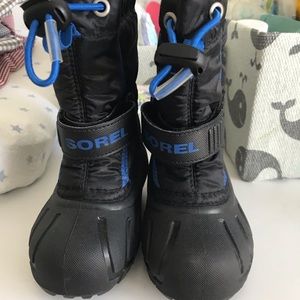 Sorel toddler snow boots- like NEW!!